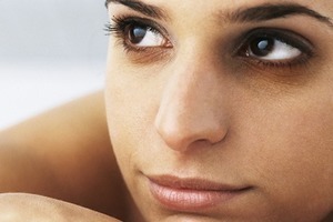 Muốn xóa quầng thâm quanh mắt nên duy trì chế độ dinh dưỡng hợp lý