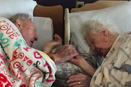 Ông bà cụ nắm tay nhau trước lúc qua đời sau 77 năm chung sống