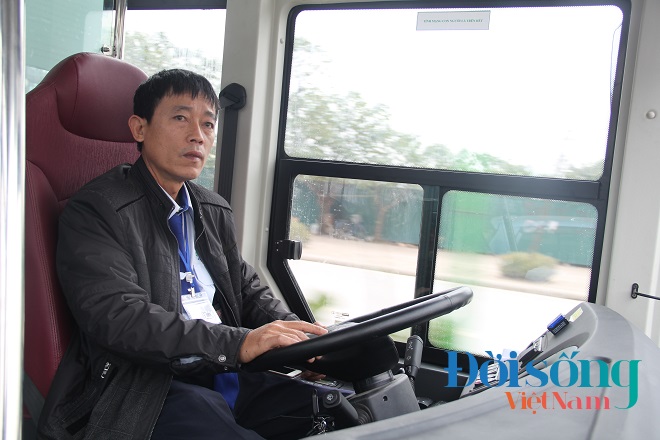 Dân Hà Nội tò mò xe buýt nhanh 13