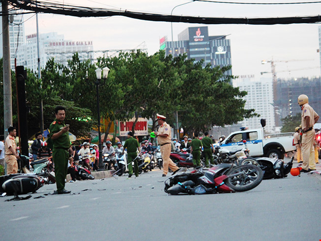 Ô tô điên gây tai nạn liên hoàn ở Sài Gòn 2