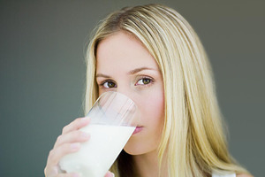 Thói quen uống sữa vào buổi sáng rất nguy hại cho sức khỏe bạn cần biết!