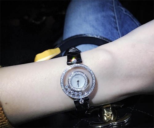 Chiếc đồng hồ nạm kim cương trị giá 300 triệu trên tay Thủy Tiên. Ảnh: FBNV