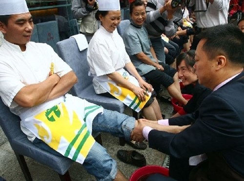 Sếp rửa chân cho nhân viên để tỏ lòng biết ơn sau 1 năm làm việc vất vả. Ảnh: Weibo