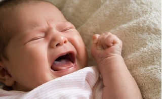 Tại sao trẻ đang ngủ tự nhiên giật mình khóc thét và cách khắc phục