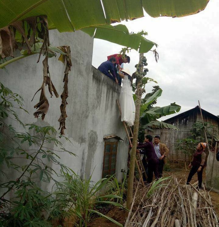 cô dâu trèo tường vào nhà3