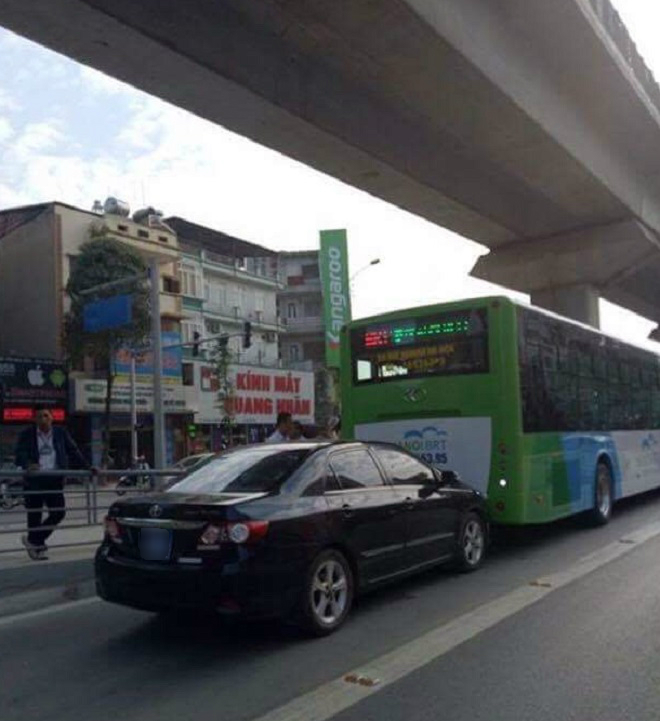 Xe biển xanh tông xe buýt BRT 1