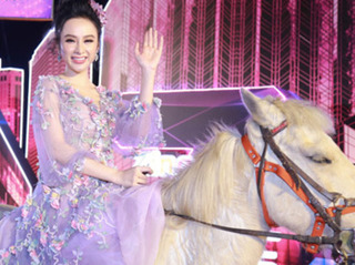 Clip Angela Phương Trinh chơi trội cưỡi ngựa lên sân khấu lễ trao giải