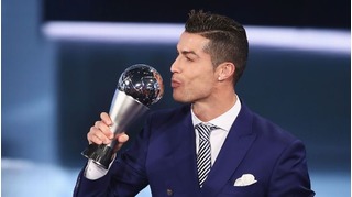Ronaldo thâu tóm 3 danh hiệu cá nhân cao quý nhất năm, bỏ xa Messi