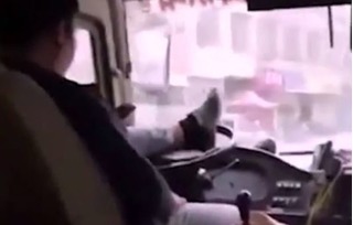 Tài xế xe buýt dùng chân lái xe phóng ầm ầm trên đường