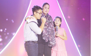 Con trai và con gái của nghệ sĩ Hồng Vân bật khóc trên sân khấu