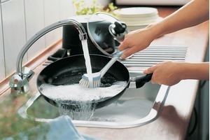 Làm mất mùi hôi ở chảo, xoong bằng gang