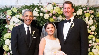 Gương mặt ấm áp của phù rể Barack Obama trong đám cưới nhân viên Nhà Trắng