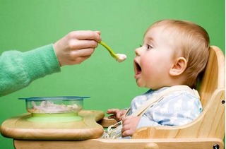 4 tác hại không ngờ khi chan canh vào cơm cho trẻ ăn