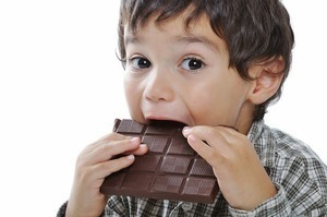 Cho trẻ ăn kẹo đúng cách để không gây sâu răng