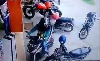 Clip khi phụ nữ Việt lùi xe máy khiến dân mạng 