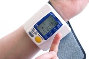 Mọi người có thể dùng cùng loại máy đo huyết áp chăng?
