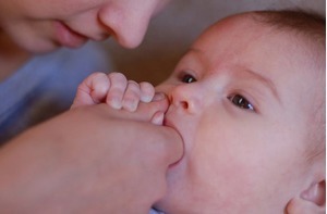 Giúp trẻ bớt khó chịu trong quá trình mọc răng