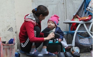 “Cay khóe mắt” ảnh em bé cùng mẹ đánh giày trên phố Hà Nội giữa ngày đông giá rét
