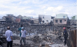 Hơn 70 ngôi nhà cháy rụi trong đêm, ngư dân thẫn thờ mất Tết