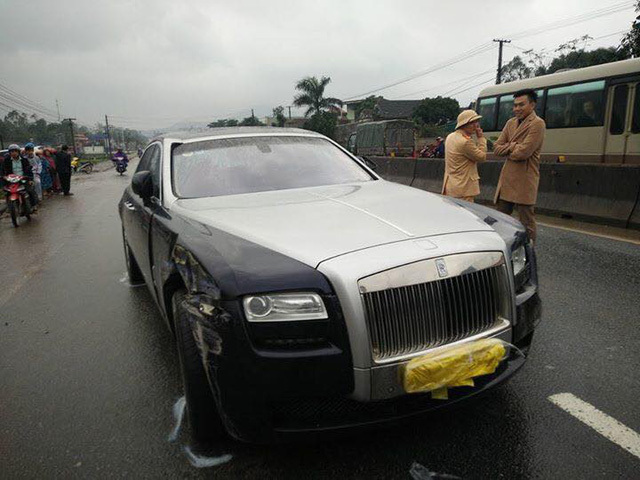 Rolls-Royce Ghost gây tai nạn