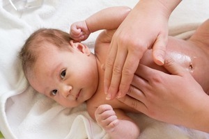 Mát xa cho bé ở phần bụng và lưng như thế nào?