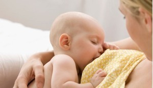 Cho bé bú sẽ giúp bé giảm đau khi bé bị đầy bụng, đau bụng
