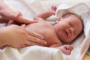 Cần chạm nhẹ trước khi tiến hành mát xa cho bé bị sinh non