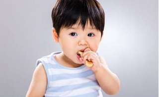Mẹ nên lưu ý những thực phẩm ngày Tết dễ khiến trẻ bị hóc nhất 