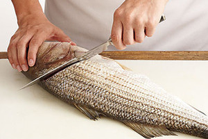Làm thế nào để giữ cá tươi và khử mùi tanh trên dụng cụ làm cá hiệu quả