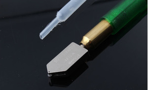 Cắt kính bằng kéo - làm như thế nào?