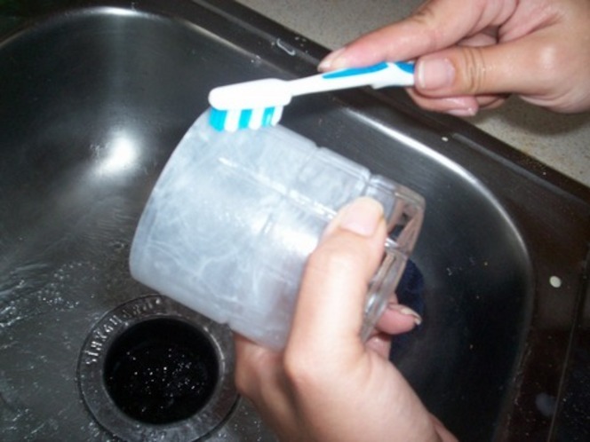 Lau rửa đồ dùng thủy tinh trong nhà 