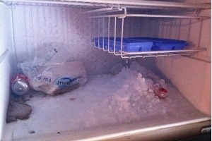 Làm thế nào để dọn đá tuyết trong tủ lạnh ra dễ dàng?