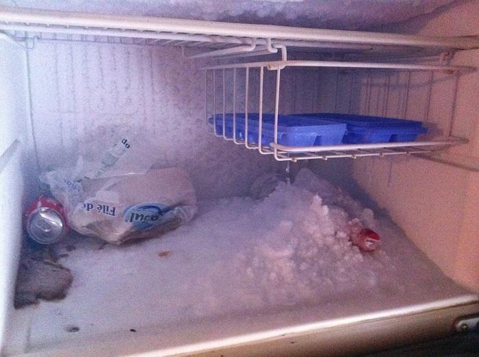 Dọn đá tuyết trong tủ lạnh