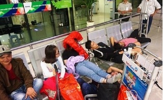 Vật vờ chờ chuyến bay lúc 2h sáng ở Tân Sơn Nhất ngày 27 Tết