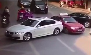 Clip tài xế BMW lùi xe ra giữa đường, ngang ngược tấn công taxi