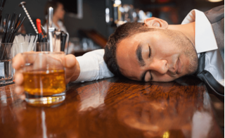 Những cách giải rượu “sai bét” đe dọa tính mạng người say ngày Tết 