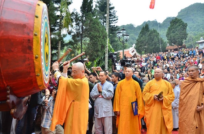 Người dân chôn chân hứng nước thánh 13