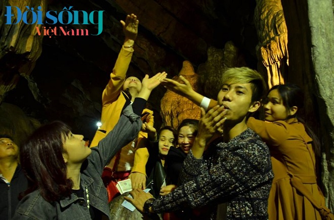 Người dân chôn chân hứng nước thánh 10