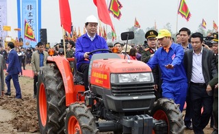 Chủ tịch nước lái máy cày trong lễ Tịch Điền