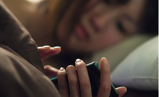 Trước khi ngủ, thêm 1 phút xem điện thoại - tác hại không ngờ!