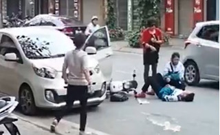 Nam Định: 2 học sinh bị hất văng sau cú mở cửa của nữ tài xế
