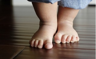 Tại sao trẻ đi chân trần lại hạnh phúc, khỏe mạnh, thông minh hơn trẻ hay mang giày?