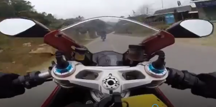 xe Ducati ngã ra đường vì một con gà