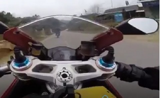 Chạy Ducati 128km/h, ngã sấp mặt trên đường vì... một con gà