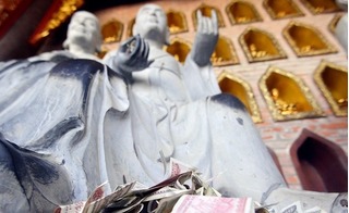 Rải tiền lẻ, xoa vào tượng Phật là xúc phạm tôn giáo, bất kính với đức Phật