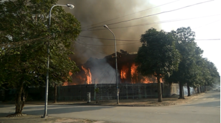 Cháy lớn trên đường Võ Chí Công, khói đen bốc cuồn cuộn