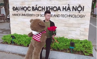 Hot boy ôm gấu và hoa đứng trước cổng trường Bách Khoa khiến chị em FA hờn ghen