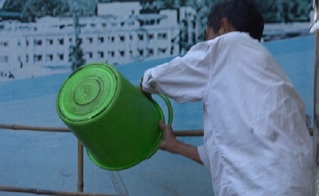 TP.HCM: Người đàn ông tiểu bậy bị phạt xách nước rửa sạch đường