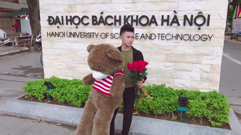 chàng trai ôm gấu và hoa trước cổng Bách Khoa1