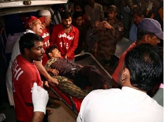Khủng bố IS đánh bom càn quấy Pakistan, đền thờ đẫm máu người chết